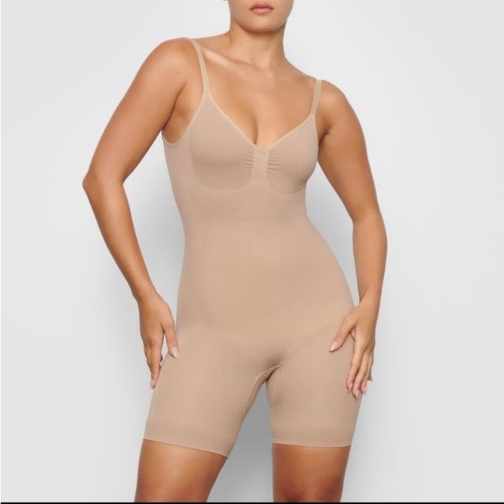 SKIMS SEAMLESS SCULPT LOW BACK BODYSUIT MID THIGH clay xxs/xs